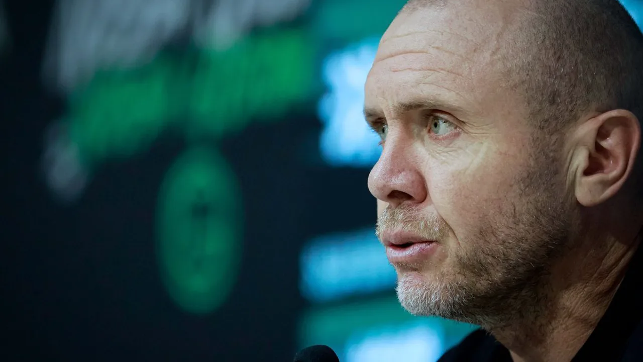 Mozart, treinador do Goiás, observa o time durante partida do Brasileirão Série A 2026