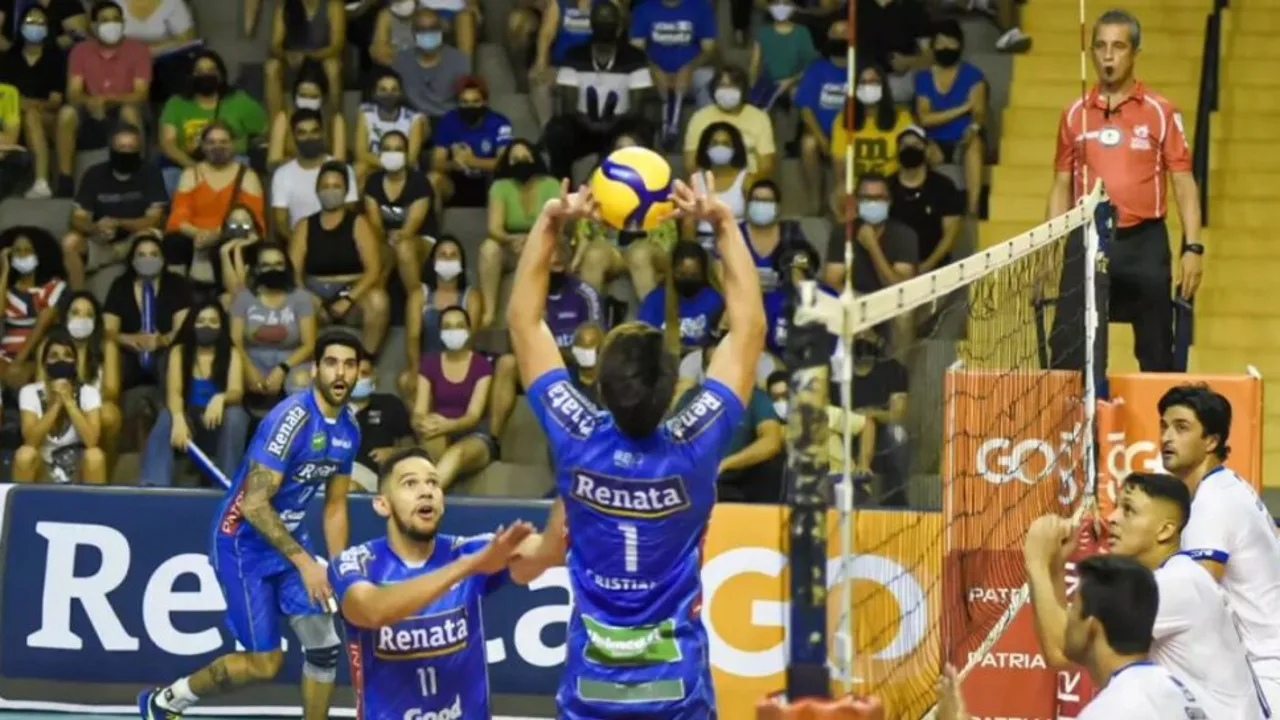 Jogadores do Volei Renata e Blumenau disputam bola na rede durante partida da Superliga Masculina em outubro de 2024