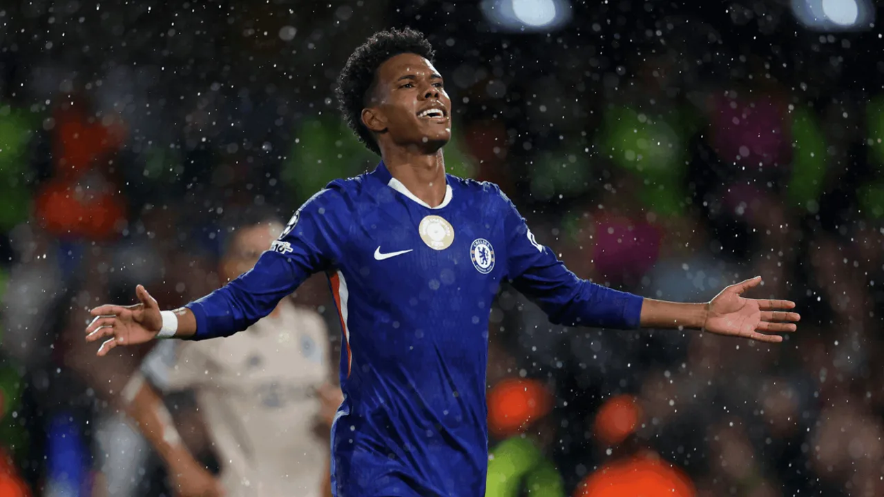 Estêvão com a camisa do Chelsea e Antoine Semenyo com a do Manchester City em duelo pela Champions League 2025/26