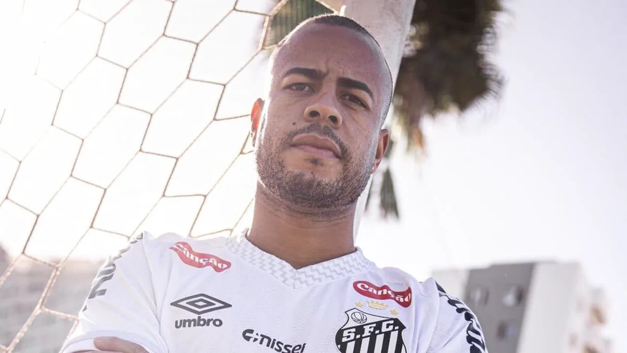 Mayke, zagueiro do Santos, em ação durante partida do Brasileirão Série A 2026