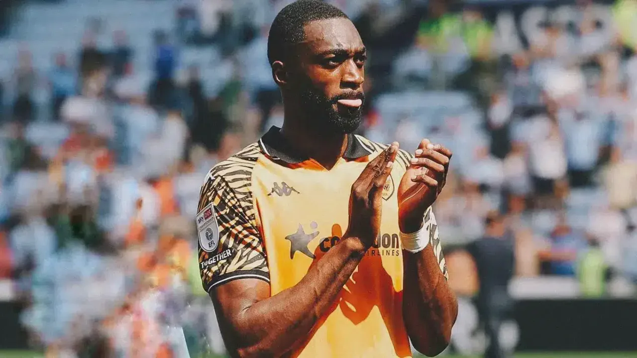 Semi Ajayi, zagueiro nigeriano do Hull City, em ação defensiva durante partida da Premier League