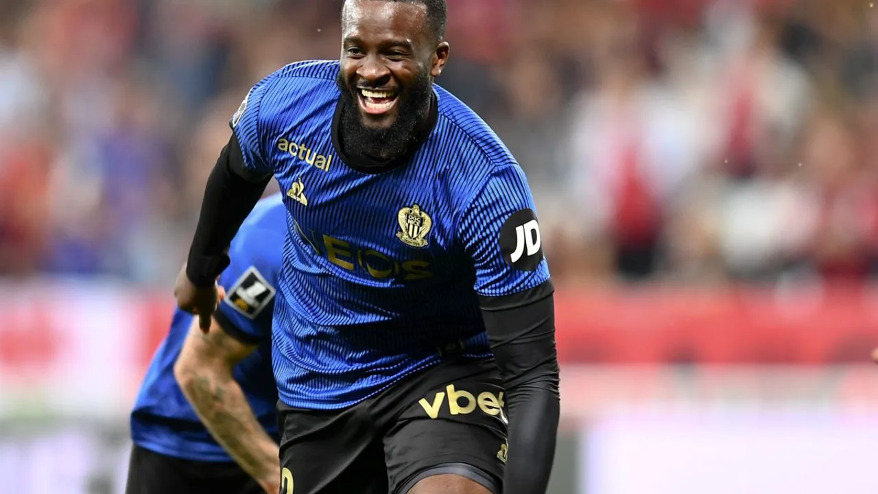 Tanguy Ndombélé com a camisa 22 do Estudiantes L.P. em campo pela Copa Libertadores 2026