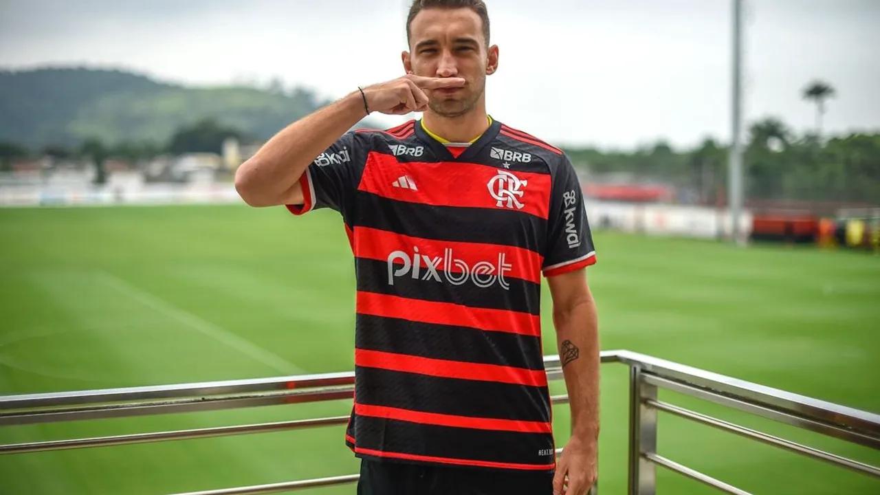 Léo Ortiz, zagueiro do Flamengo, camisa 3, em ação durante partida da Champions League 2026