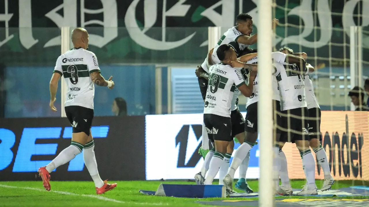 Torcida do Paysandu celebra gol no Estádio Couto Pereira durante partida da Série B de 2025