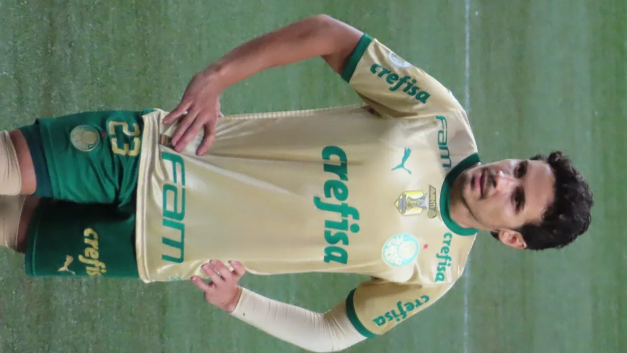Raphael Veiga com a camisa do Palmeiras e Matheuzinho com a camisa do Vitória em campo no Brasileirão 2026