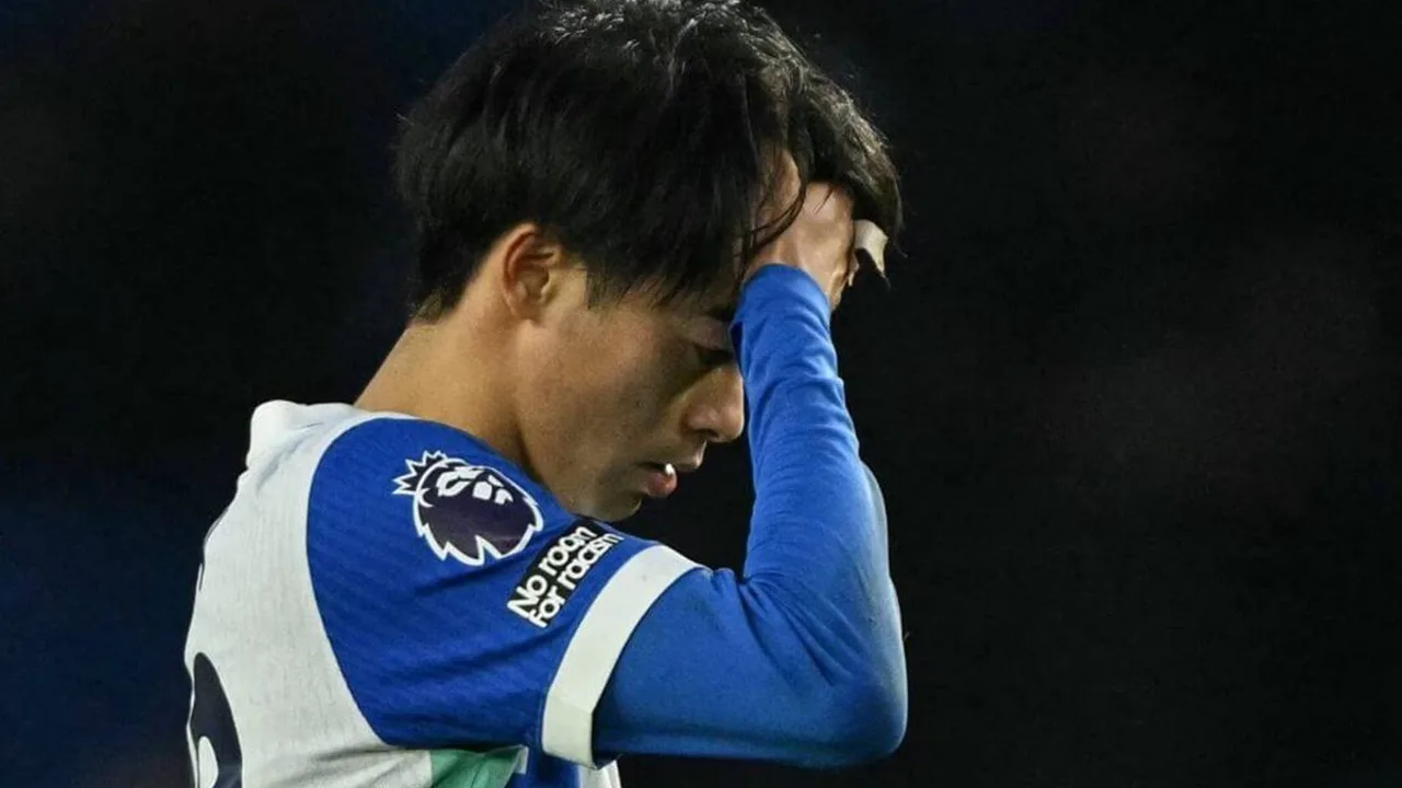 Kaoru Mitoma pelo Brighton e Bryan Mbeumo pelo Manchester United em ação na Premier League 2025/2026