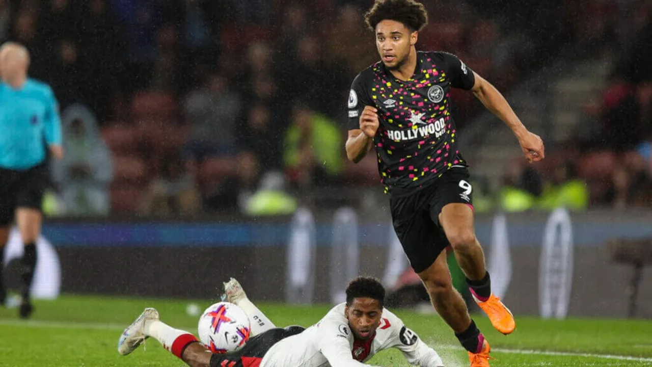 Kevin Schade pelo Brentford e Hugo Ekitiké pelo Liverpool em ação na Premier League 2025/2026