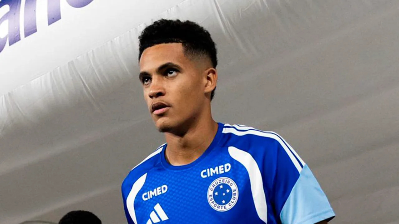 Kauã Prates pelo Cruzeiro e Edwards Anthony pelo Corinthians em lances distintos do Brasileirão Série A 2026