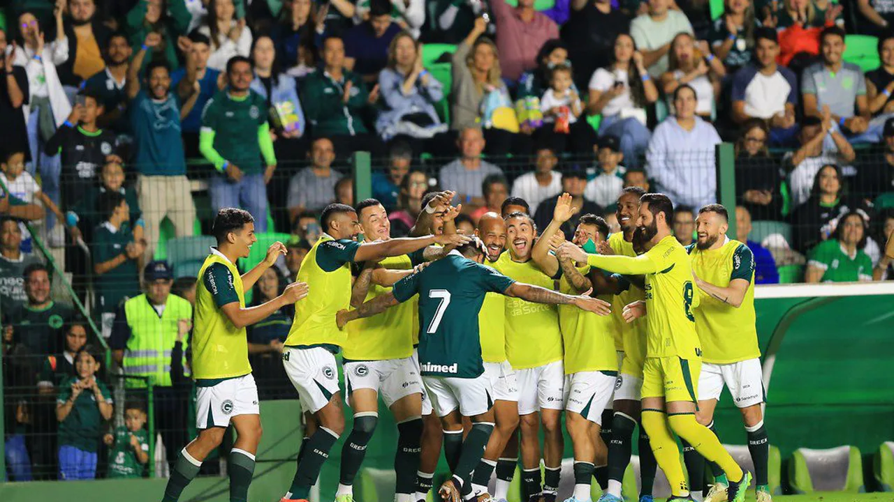 Jogadores do Goiás comemoram gol no Estádio da Serrinha durante partida da Série B de 2025 contra o Cuiabá