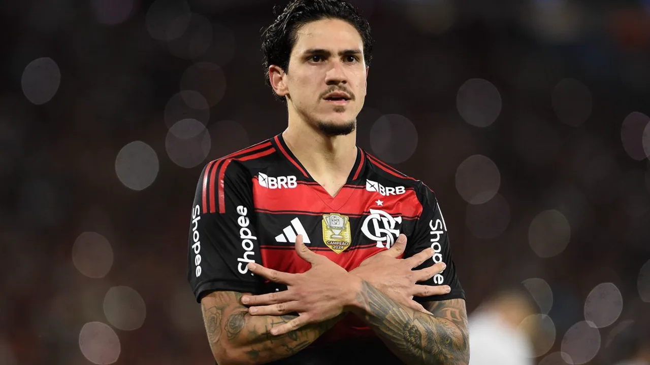 Pedro e Zito Luvumbo em ação pela Champions League 2025/2026, atacantes de Flamengo e Galatasaray