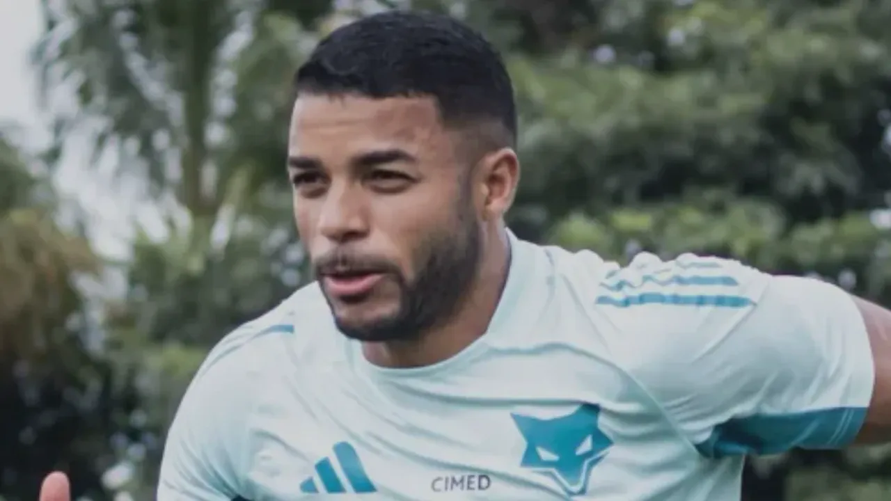 Wanderson, atacante do Cruzeiro, com a camisa 94 em campo pelo Brasileirão Série A 2026