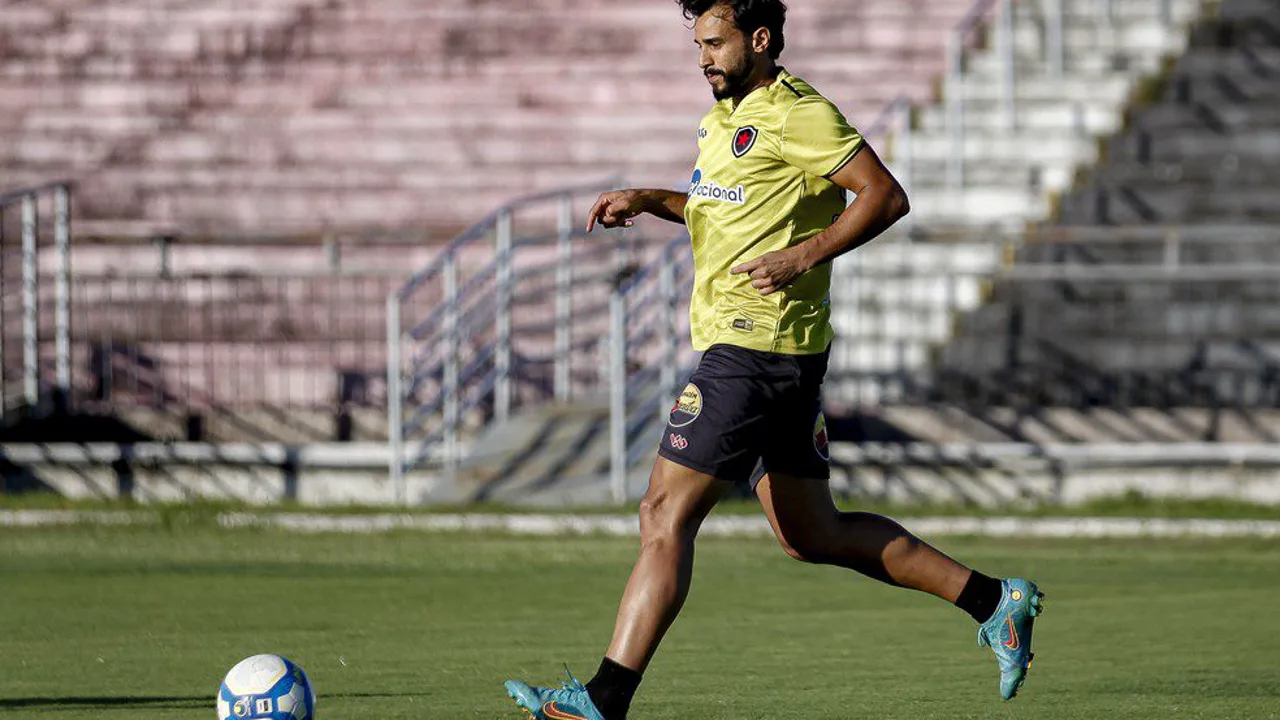 Henrique Dourado, centroavante do Botafogo-PB, em posição de ataque durante partida da Copa do Nordeste 2026