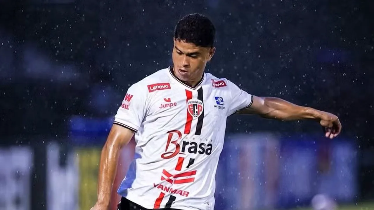 Kevin, zagueiro do CRB, em ação durante partida do Brasileirão Série A 2026