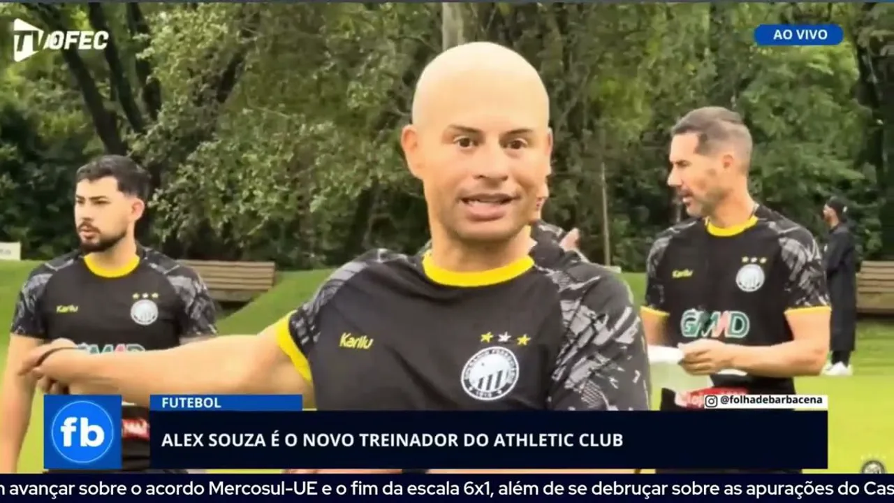 Alex, treinador brasileiro do Athletic Club, observa o time durante partida da Champions League 2025/2026
