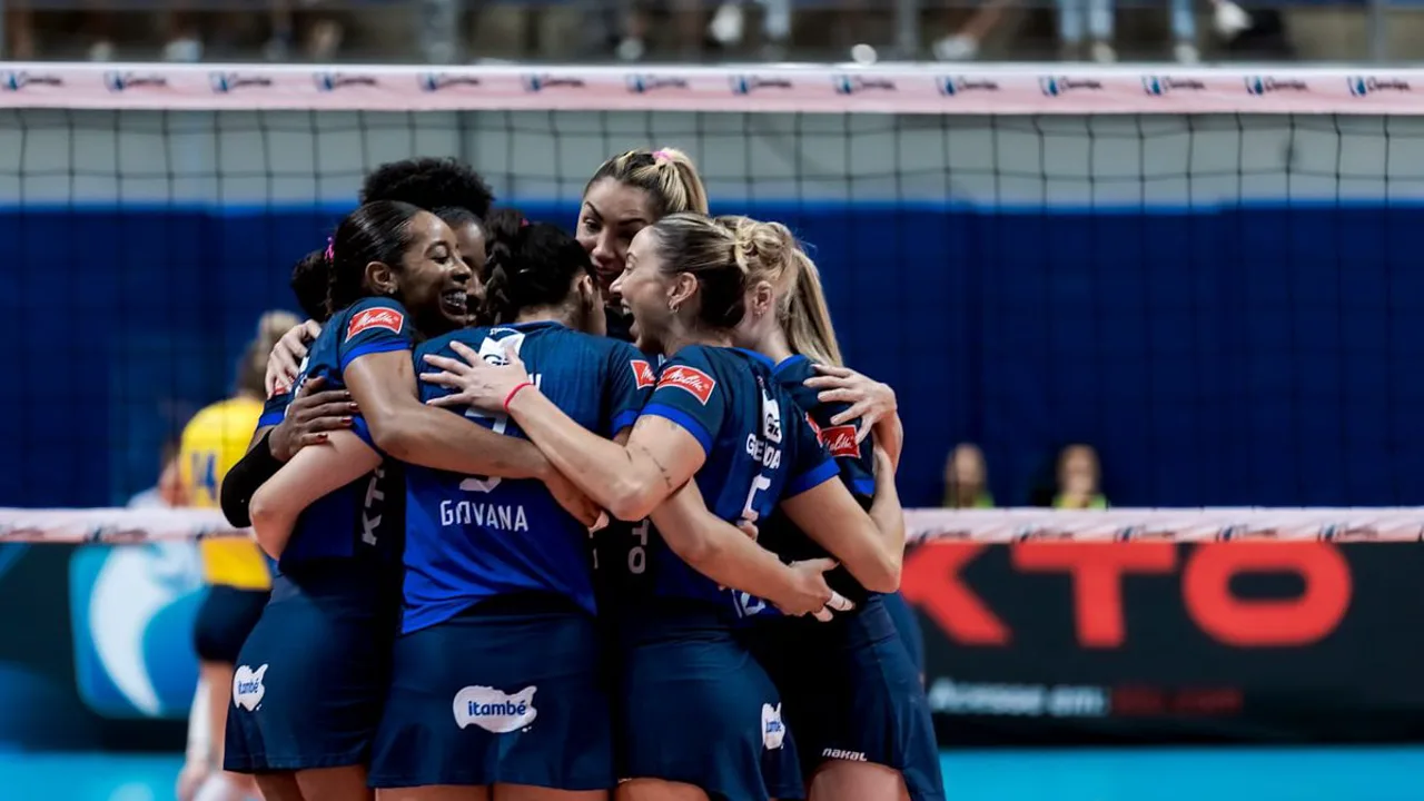 Jogadoras do Pinheiros W e Brasilia Volei W em disputa de bola durante partida da Superliga Feminina em fevereiro de 2025