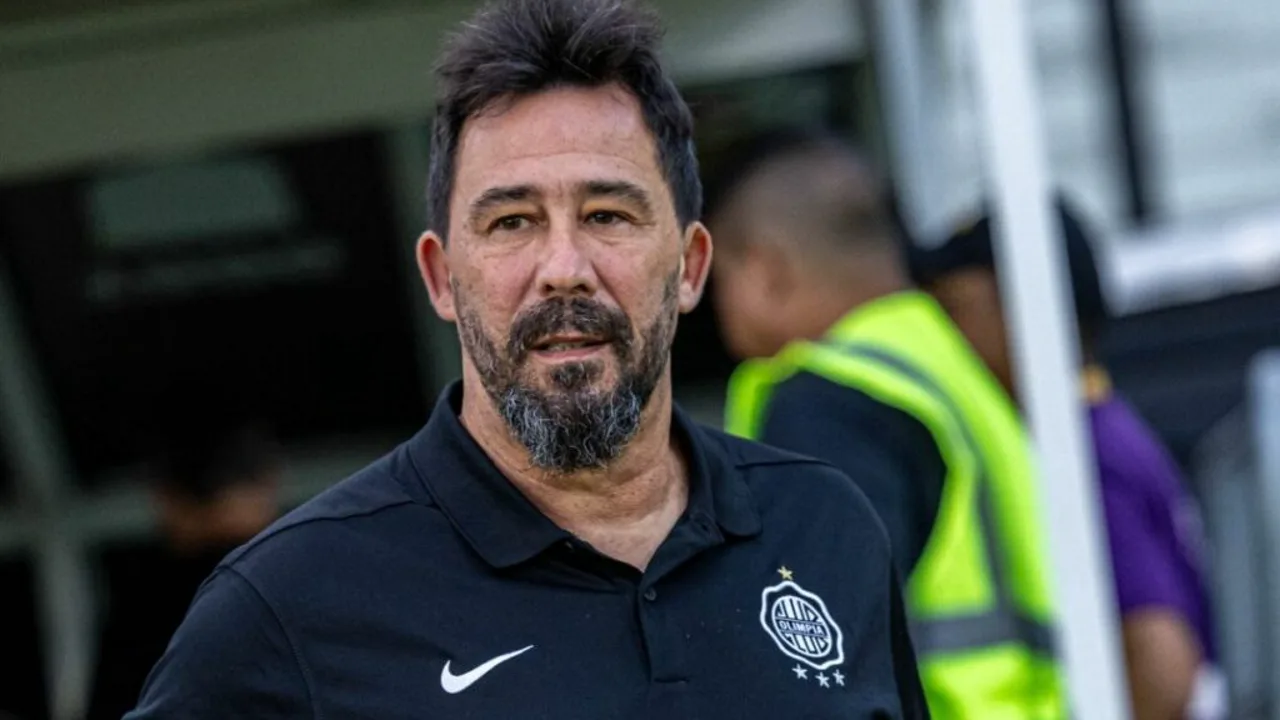 Pablo Sánchez, treinador argentino do Olimpia, na beira do campo durante a Copa Sudamericana 2026