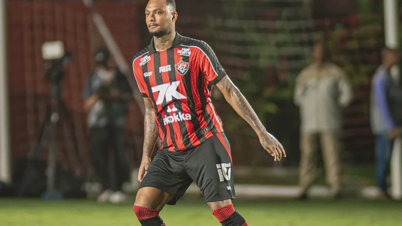Luan Cândido pelo Vitória e Rodrigo pelo Criciúma em disputa de bola no Brasileirão Série A 2026