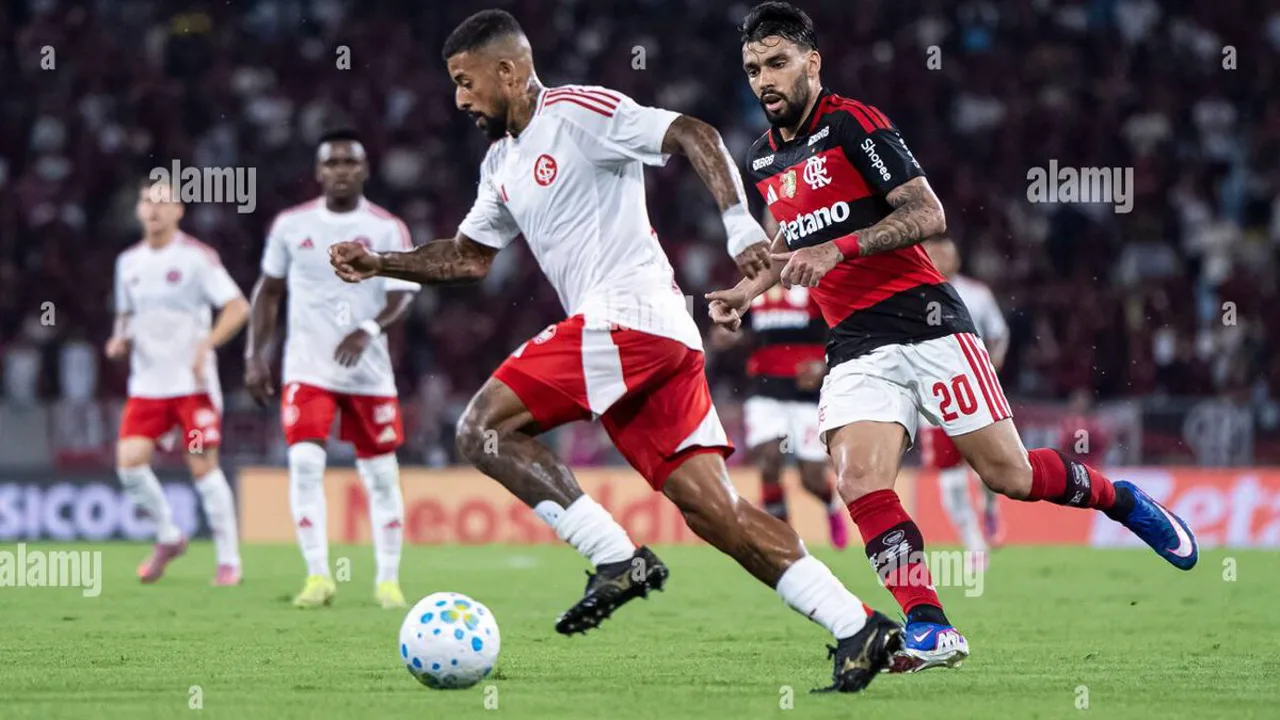 Jordan Larsson com a camisa do PSG e Ronaldo Tavares com a do Athletic Club em lances de ataque na temporada 2026