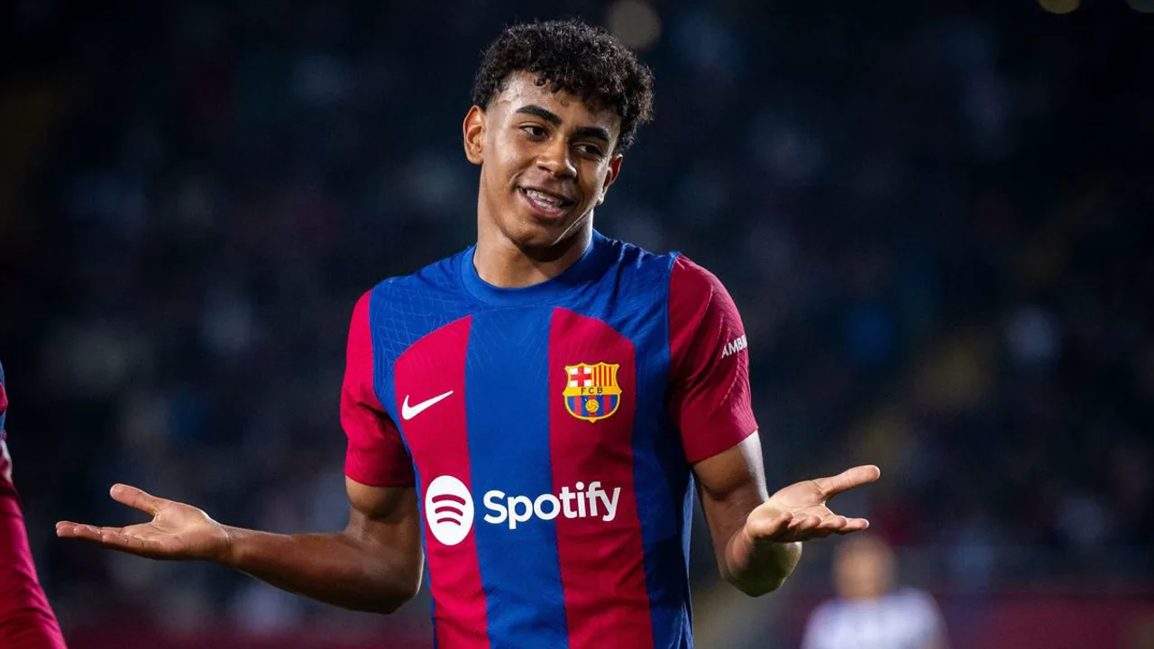 Lamine Yamal driblando pela ponta-direita no Barcelona e Messias disputando bola pelo Juventude no Brasileirão