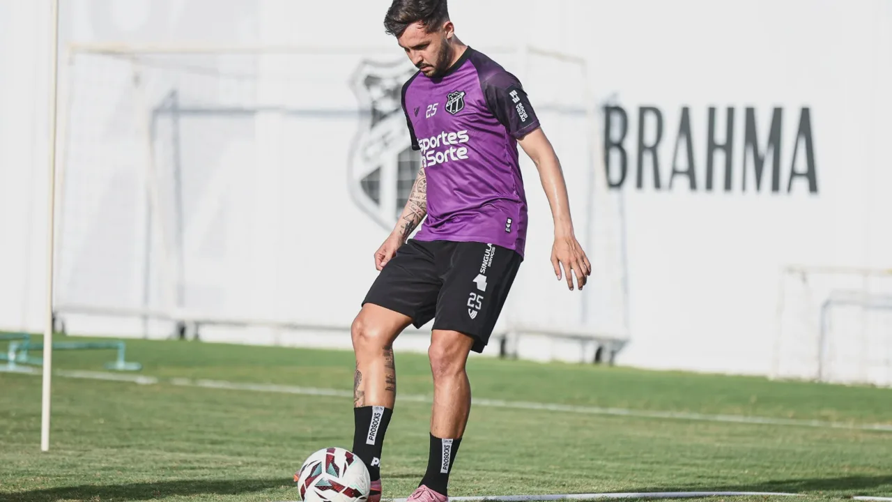 Giovanni Pavani, meia do Ceará de camisa 21, em ação durante partida do Brasileirão Série A 2026