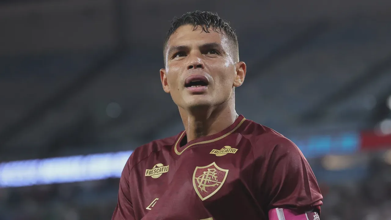 Thiago Silva, zagueiro do Fluminense, com a camisa 3 em campo no Brasileirão Série A 2026