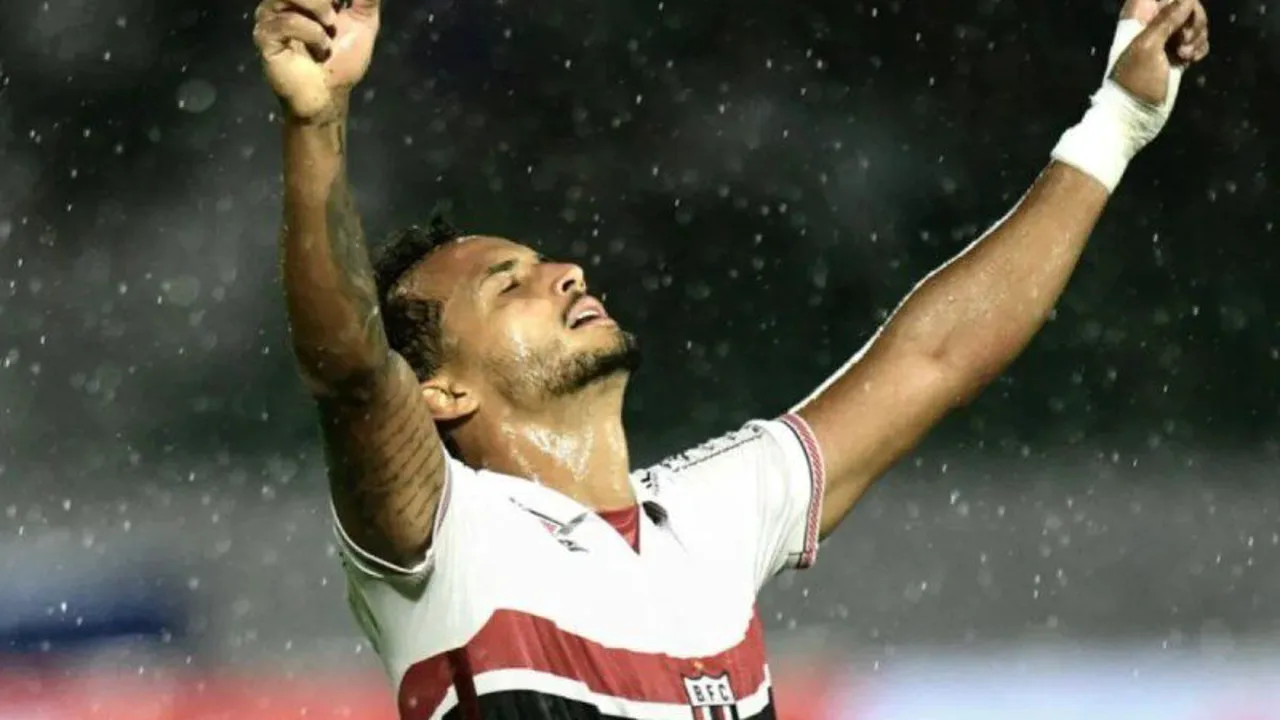 Everton Morelli, meia do Botafogo SP, com a camisa 8 durante partida da Série B do Brasileirão 2026