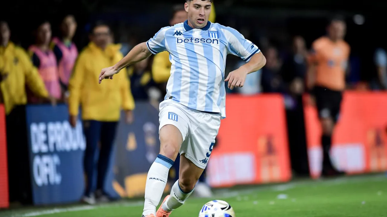 Matías Zaracho, meia do Racing Club, com a camisa 11 em campo pela Copa Sudamericana