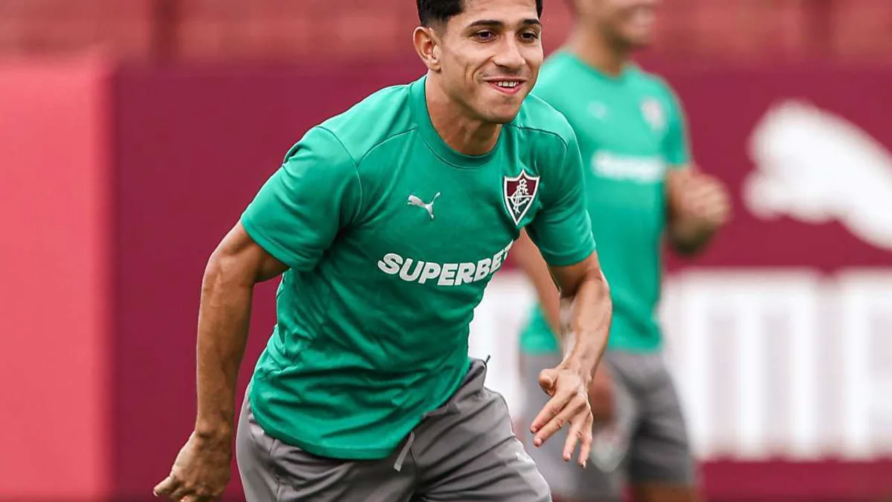 Jefferson Savarino com a camisa 11 do Fluminense conduzindo a bola durante partida do Brasileirão 2026
