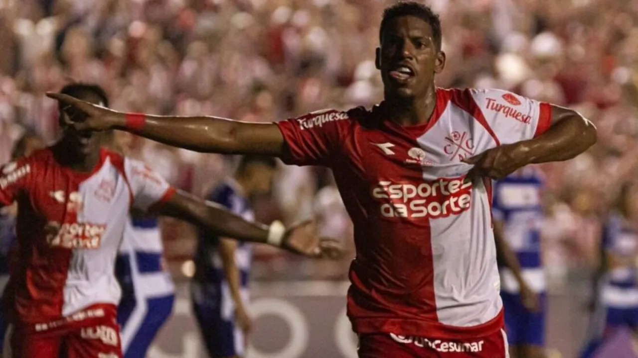 Maranhão comemora gol de cabeça pelo Náutico contra o Londrina no Estádio Eládio de Barros Carvalho