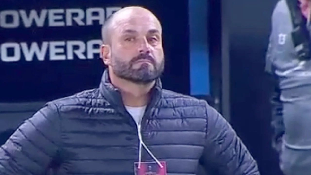 Thiago Leitao, treinador brasileiro do Independiente Petrolero, observa o jogo na Copa Sudamericana 2026