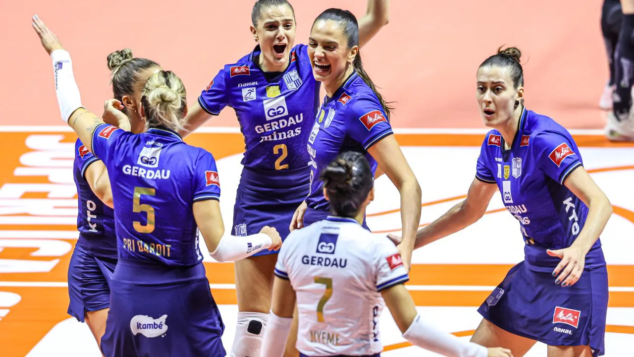 Jogadoras da ABEL Moda Volei W e Maringá W em disputa de bloqueio durante a Superliga Feminina, fevereiro de 2025