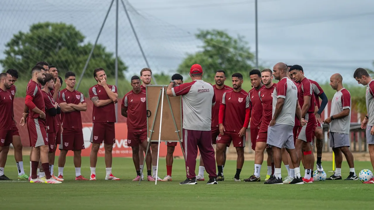 Humberto Targino Woolley Filho, treinador do Retrô, na beira do campo durante a Copa do Nordeste 2026