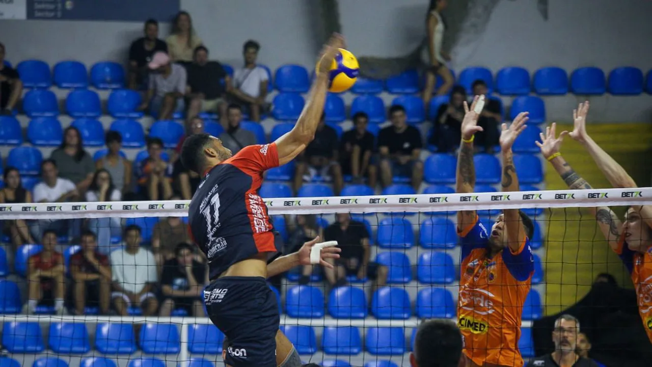 Jogadores de São José dos Campos celebram vitória por 3 sets a 1 sobre o Blumenau na Superliga Masculina de março de 2025