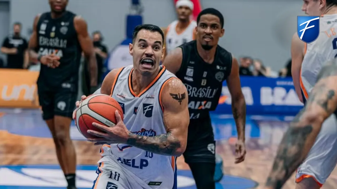 Jogadores do Unifacisa e Brasilia em disputa de bola na Arena UNIFACISA durante partida do NBB em fevereiro de 2025