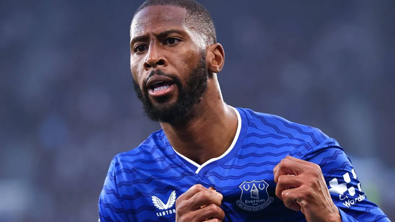 Beto com a camisa do Everton e Leandro Trossard com a camisa do Arsenal em lances da Premier League 2025/26