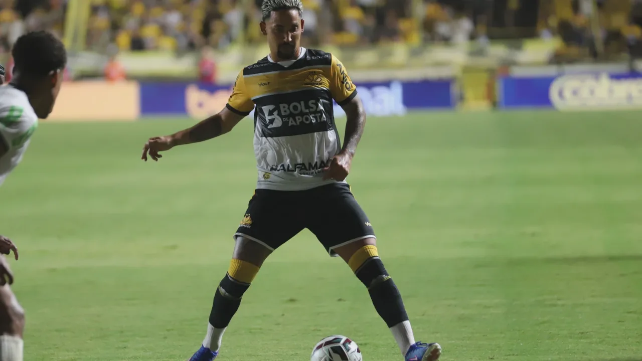 Diego Gonçalves pelo Criciúma e Benedict Hollerbach pelo RB Bragantino em lances do Brasileirão Série A 2026