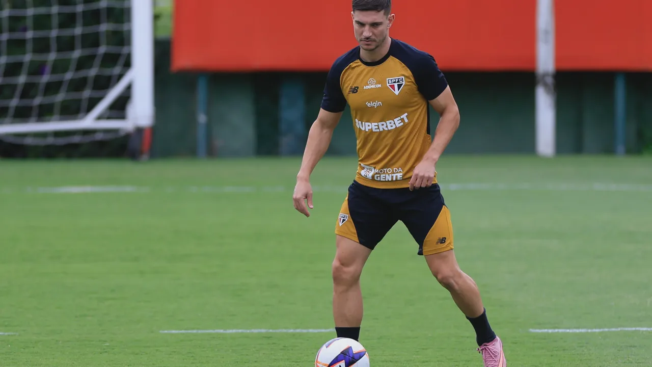 Cédric Soares, zagueiro do São Paulo, com a camisa 21 durante partida do Brasileirão Série A 2026