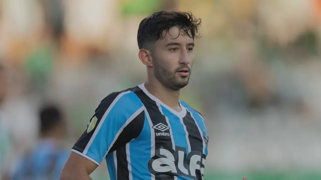 Mathías Villasanti, volante paraguaio do Grêmio, com a camisa 20 em campo no Brasileirão 2026