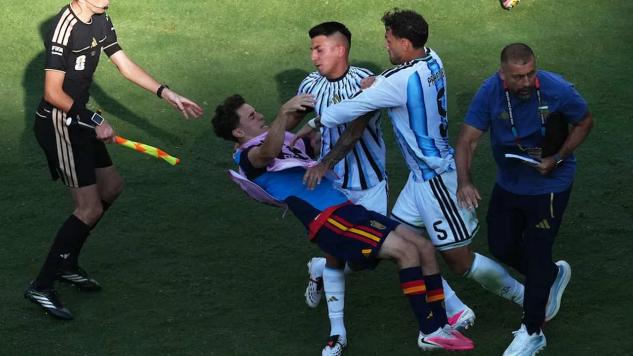 Jogadores argentinos e espanhóis em confronto no gramado após a final da Copa do Mundo 2026