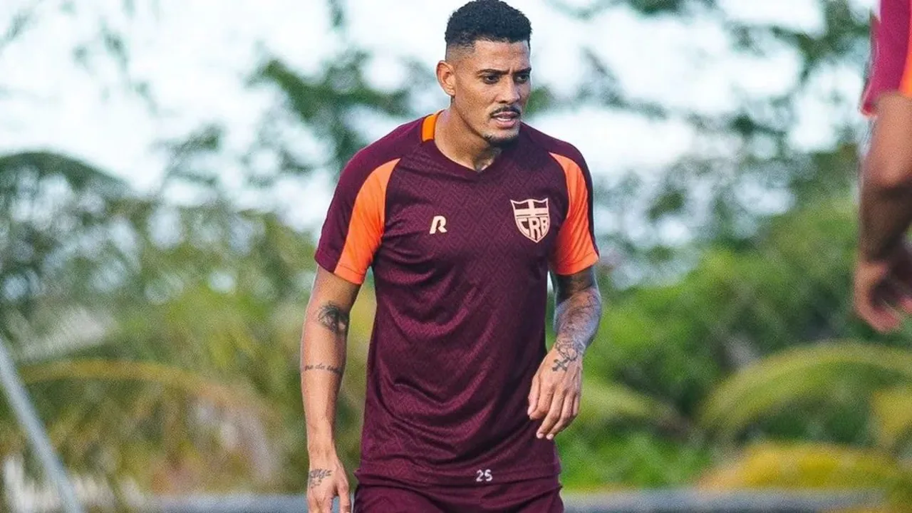 Willian Formiga, zagueiro do Vila Nova, com a camisa 13 durante partida do Brasileirão Série A 2026