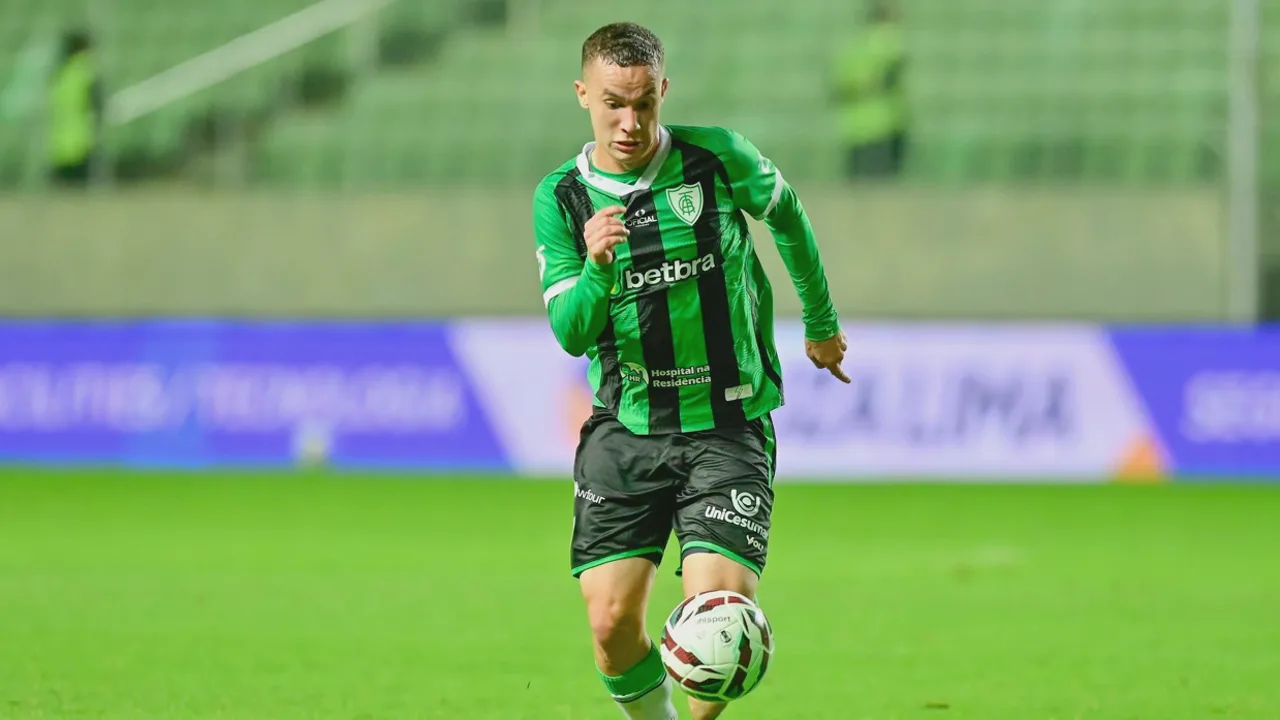 Felipe Amaral, volante do América Mineiro, com a camisa 8 durante partida da Série B de 2026