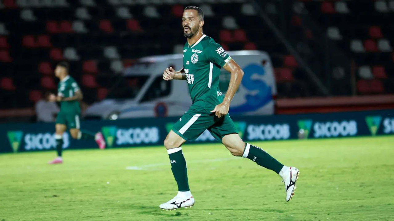 Anselmo Ramon, centroavante do Goiás, em ação durante partida do Brasileirão Série A de 2026