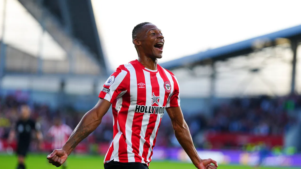 Ethan Pinnock, zagueiro do Brentford, em ação defensiva durante partida da Premier League 2025/2026