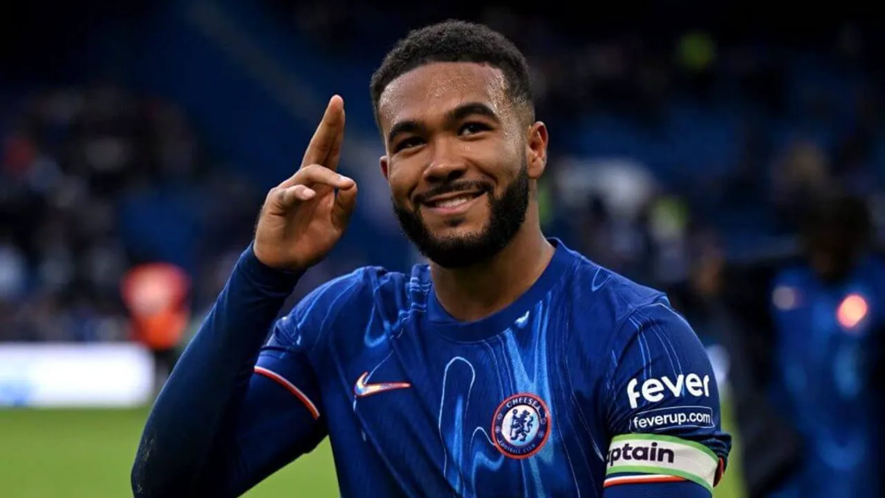 Reece James, lateral direito do Chelsea, camisa 24, em ação durante partida da Champions League 2025/2026