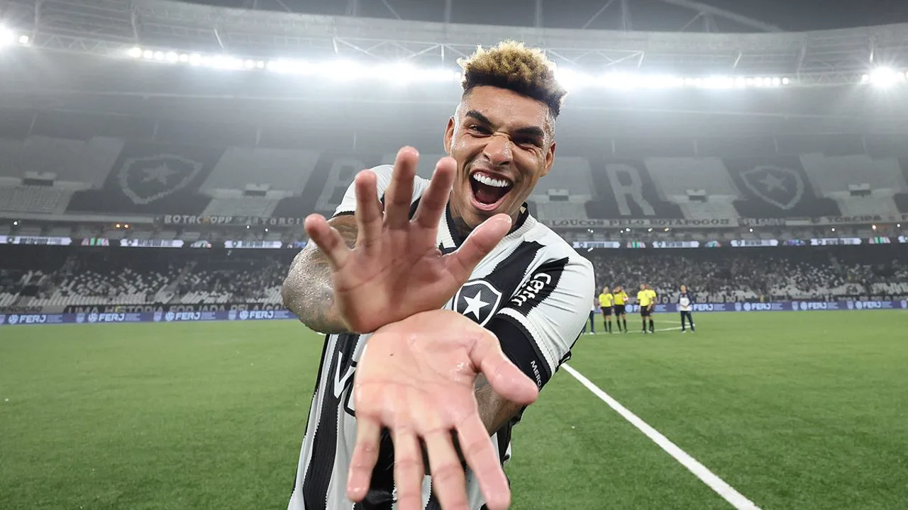 Jogadores de Botafogo e Vitória disputam bola no gramado do Estádio Nilton Santos pelo Brasileirão 2026