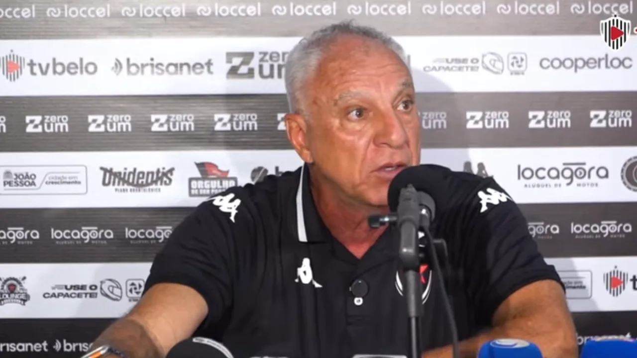 Marcelo Fernandes, treinador do Botafogo PB, observa partida da Copa do Nordeste 2026