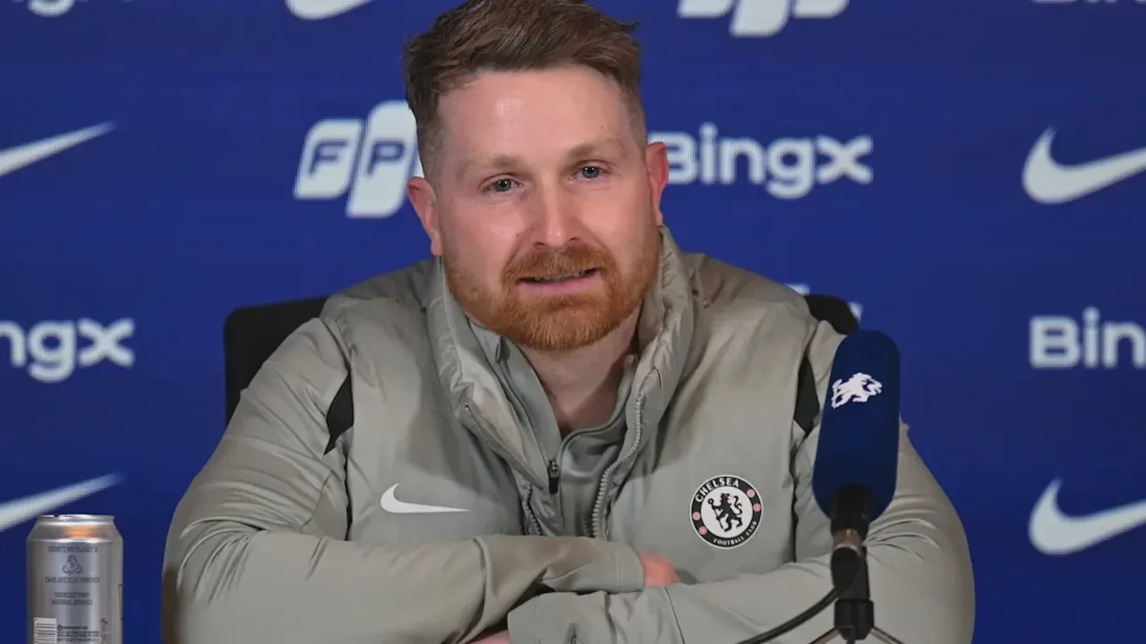 Calum McFarlane, treinador do Chelsea, na beira do campo durante partida da Champions League 2025/2026