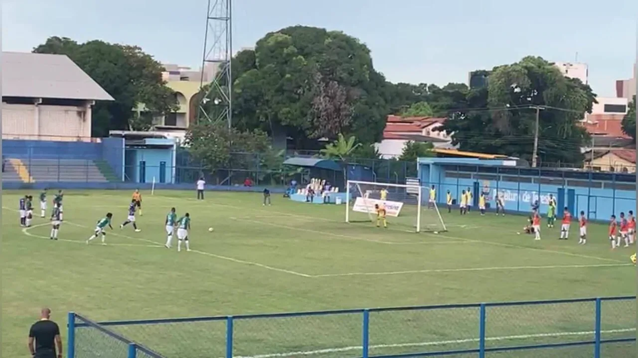 Carlão, treinador do Fluminense PI, orientando jogadores durante partida da Copa do Nordeste 2026