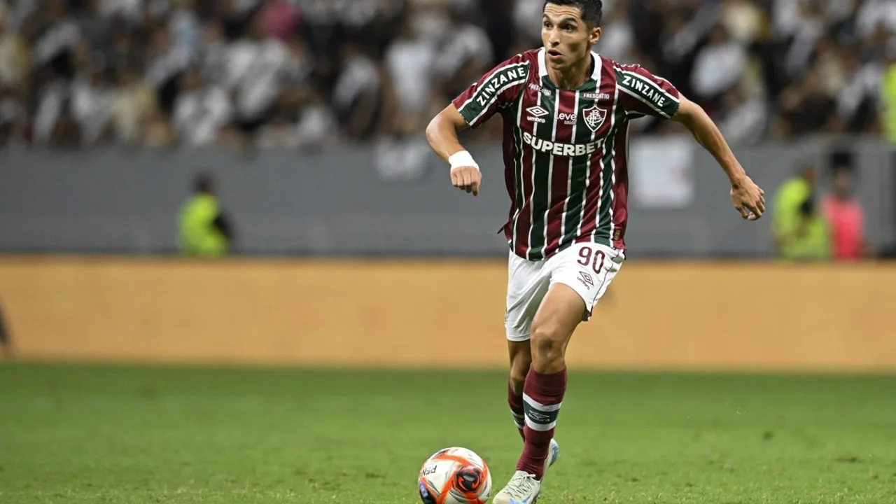Kevin Serna pelo Fluminense e Phillip Tietz pelo RB Bragantino em lances do Brasileirão Série A 2026