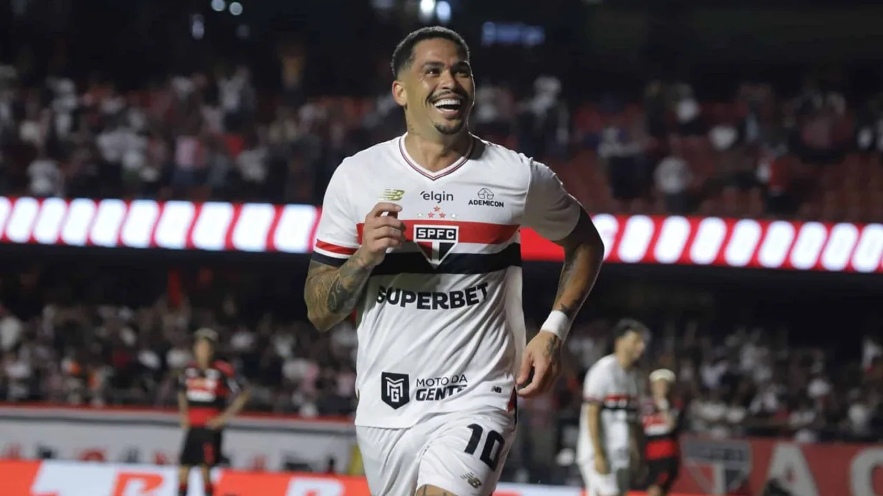 Luciano com a camisa do São Paulo e Bruno Rodrigues com a camisa do Cruzeiro, frente a frente no Brasileirão 2026